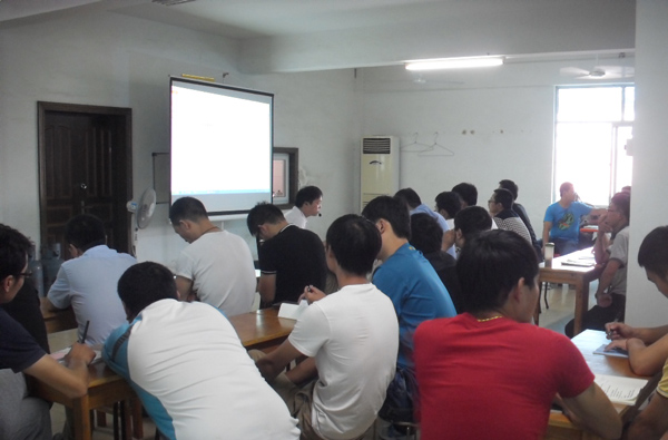 Ang BAILIAN Compressor ay humahawak ng empleyado ng aktibidad ng pag-aaral ng teorya ng teknolohiya ng compressor ng empleyado